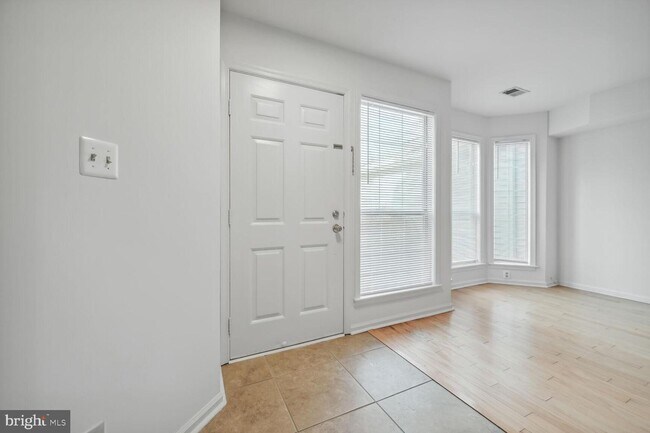 Building Photo - 2 Aldgate Ct