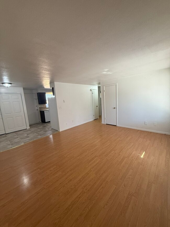 Spacious Living Area - 2403 s kimball ave