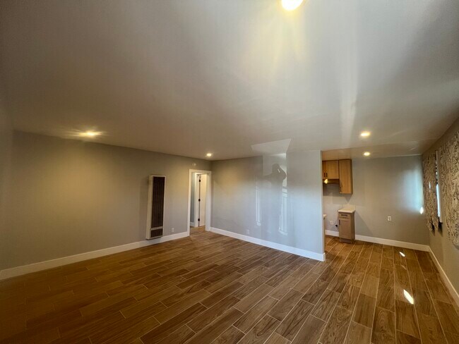 Building Photo - 14921 Vanowen St