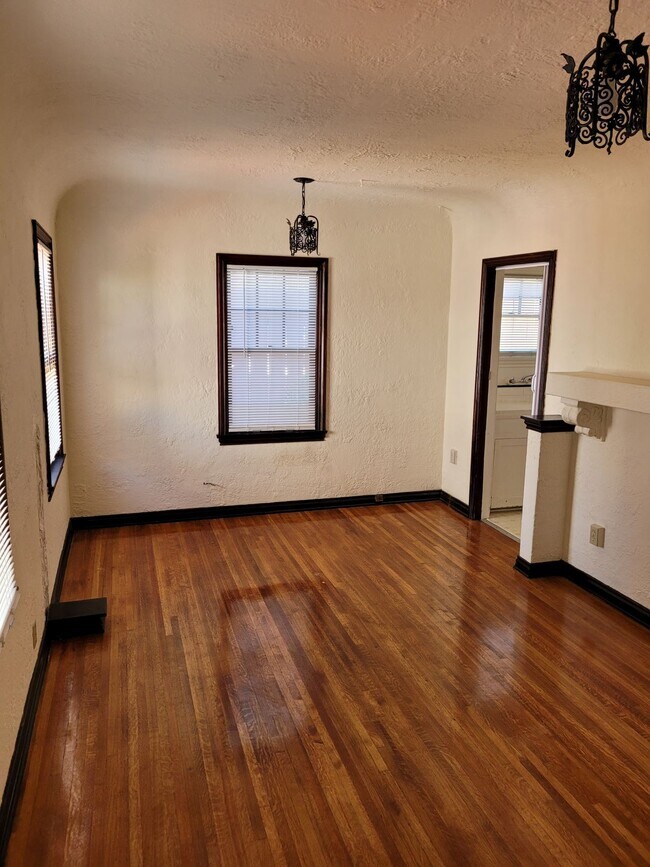 Building Photo - 2415 3rd Ave