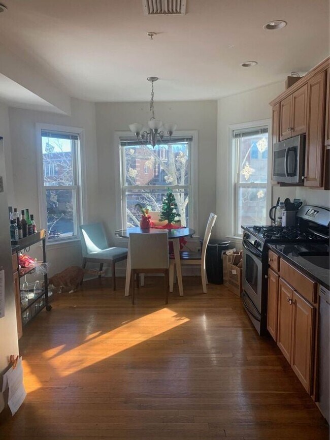 Foto del edificio - 3 bed 2 baths in Brookline.... Sept 1st move in!!
