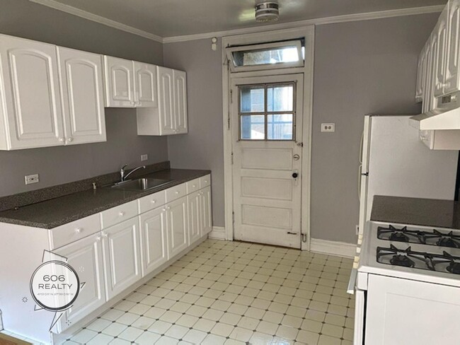 Building Photo - Andersonville Apartments!