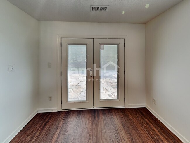 Foto del edificio - 147 Peterborough Dr