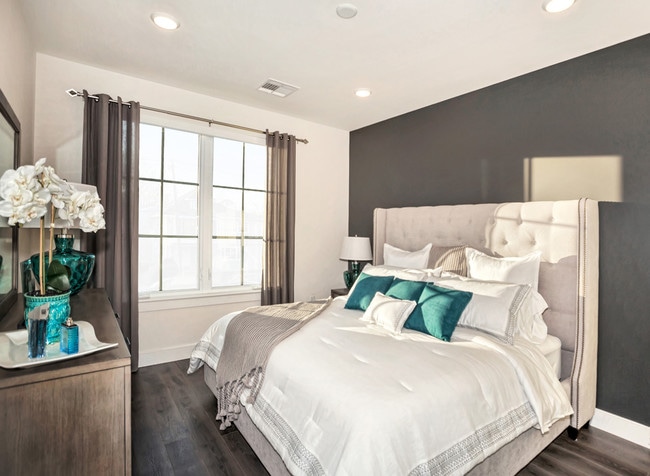 La cama tamaño king, la mesa de noche y la cómoda entran perfectamente en nuestras habitaciones grandes - Waldwick Station