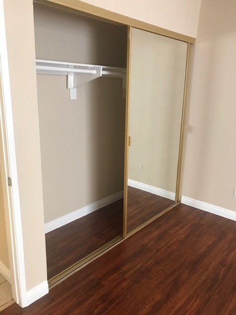 Foto del edificio - 2449 S Barrington Ave