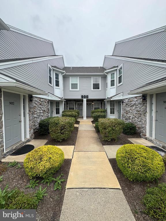 Primary Photo - 906 Mews Dr