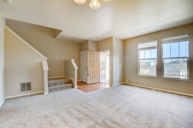 Building Photo - "Charming 2-Bedroom Townhouse with 2.5 Bat...