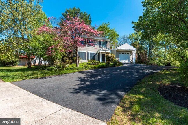 Building Photo - 5823 Silchester St