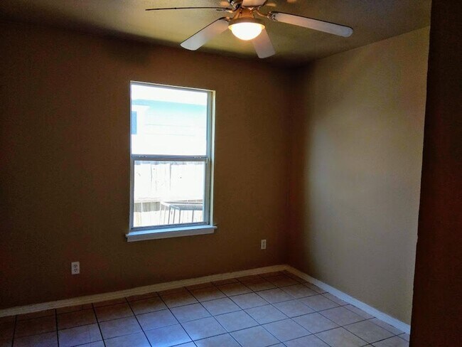 Building Photo - 424 Amires Pl