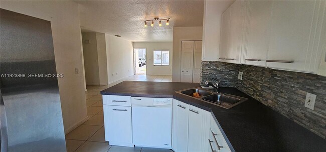 Foto del edificio - 5675 NW 109th Ave