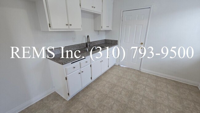 Foto del edificio - Detached Front House with Laundry Hookups and Garage Parking