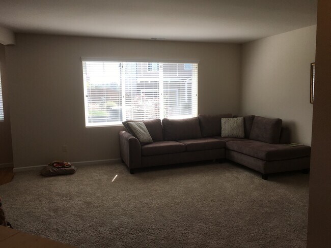 Building Photo - Beautiful North Albany Home