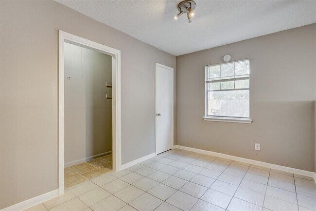 Building Photo - 523 Spring Dr