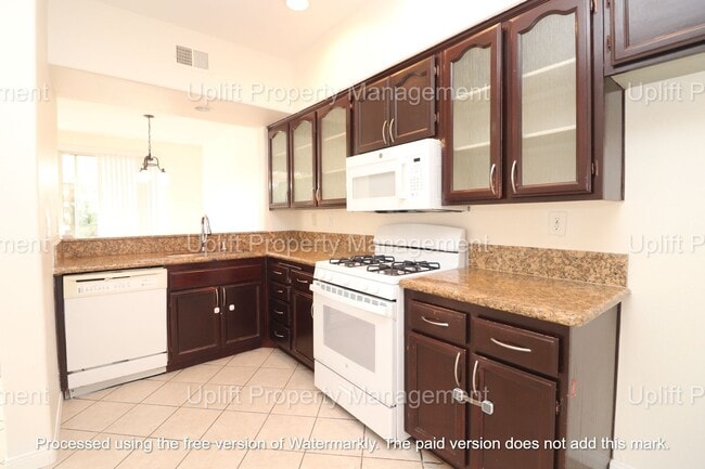 Building Photo - 3 BED, 2.5 BATH TOWNHOME W/ ATTACHED 2 CAR...