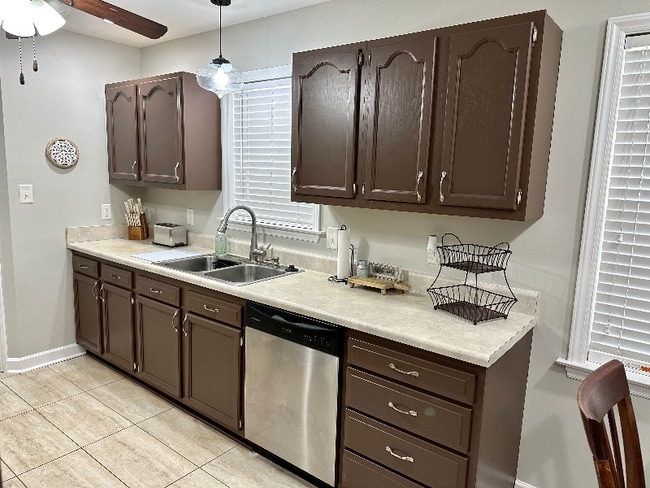 Building Photo - 1642 Thompson Dr