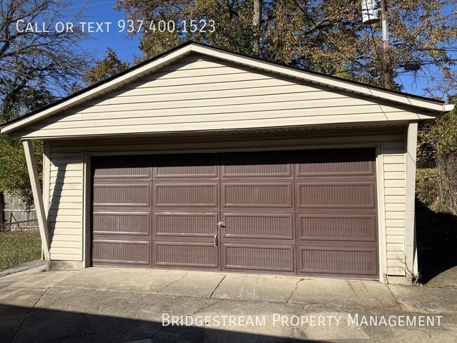 Building Photo - $300 OFF 1ST MONTH'S RENT! - Completely re...