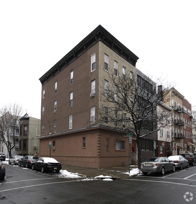 Building Photo - 400 Madison St