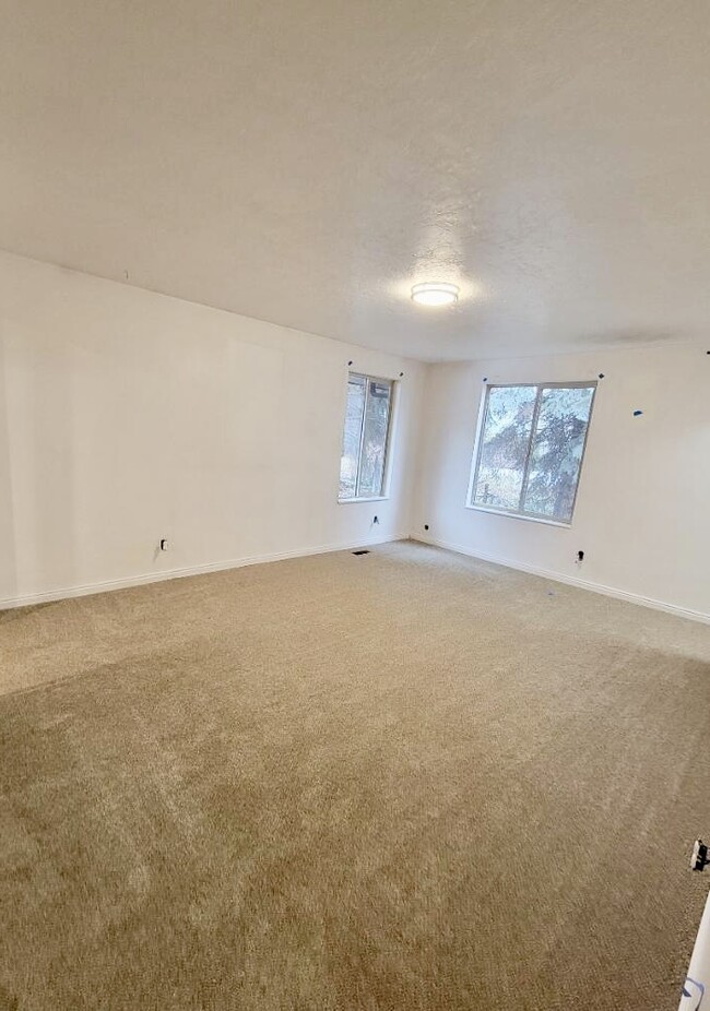 Building Photo - 550 E 2100 N