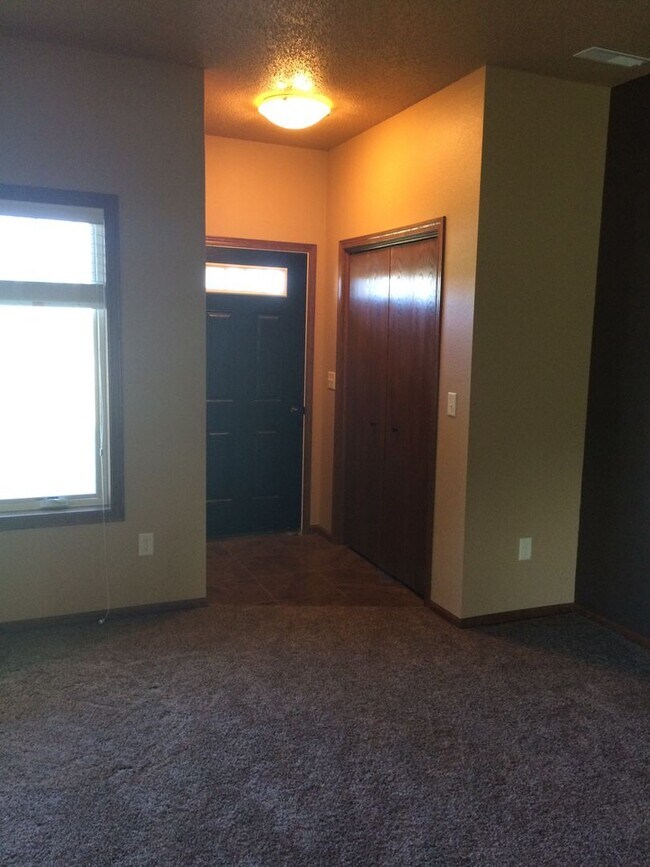 Building Photo - End unit Townhouse