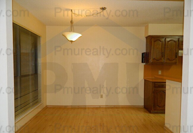 Foto del edificio - COMING SOON! Gorgeous 3+ Bed 2-Bath Townho...