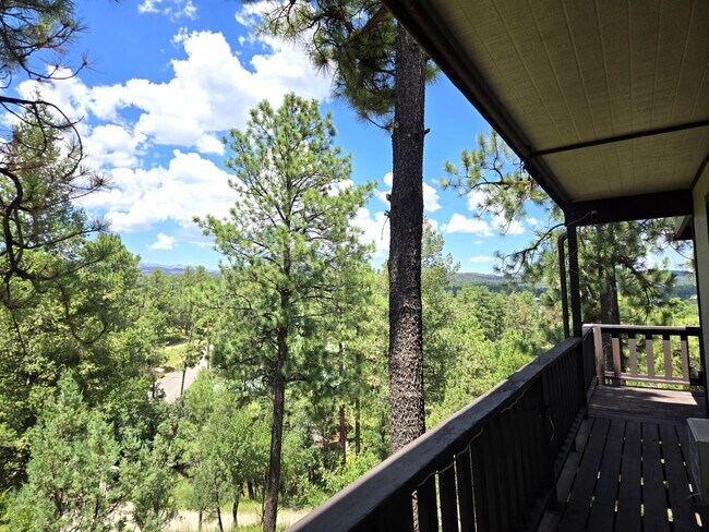 Foto del edificio - Three Bedroom Home Near Midtown