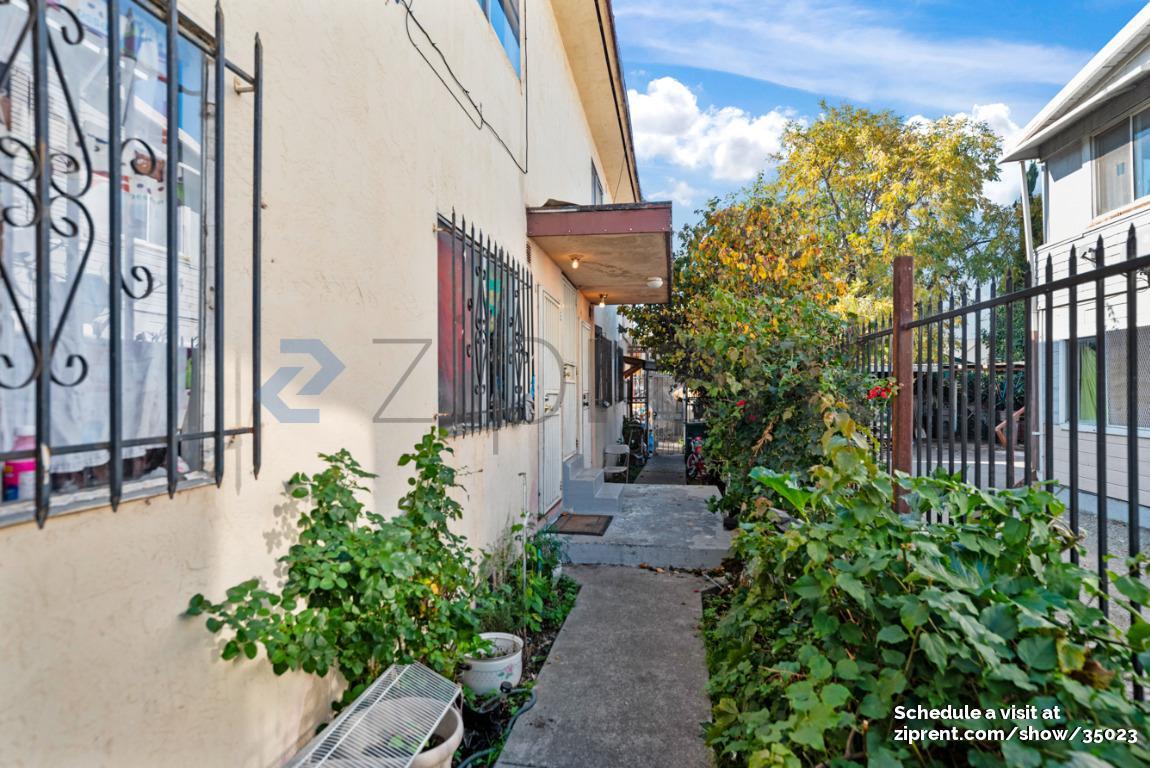 Foto principal - 9705 D St