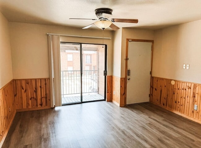 Building Photo - Adorable 2/2 Condo Available For Immediate...