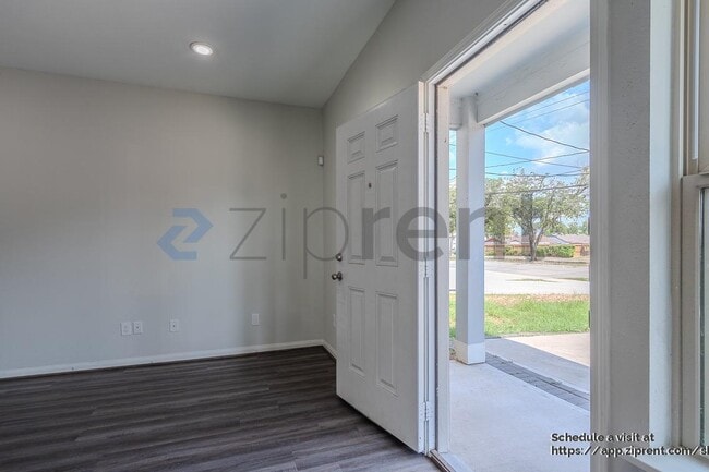Foto del edificio - 8718 Scott St
