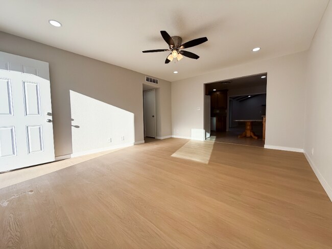 Foto del edificio - 325 Dawn Ct