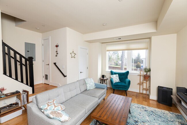 Building Photo - Top Floor 2-Level Townhome with Parking in...