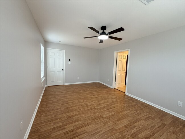 Foto del edificio - 6407 Waldron Dr