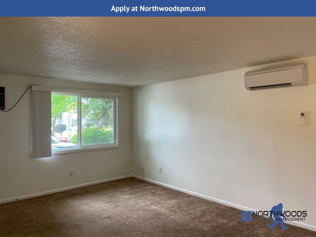 Building Photo - Cute 1 Bedroom 1 Bathroom four plex in Cen...