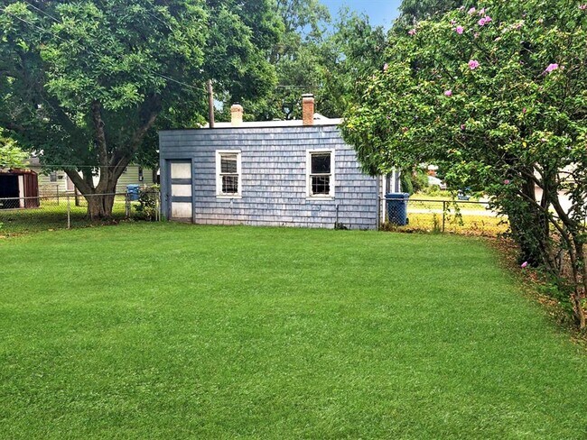 Foto del edificio - Garage Galore: 2 Bed, 1 Bath Comedy Central!