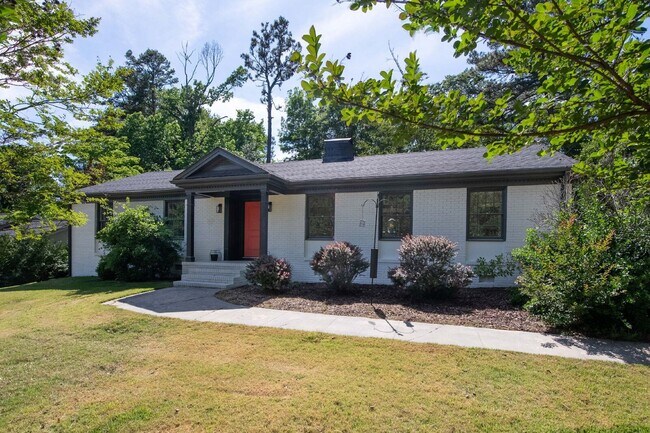 Foto del edificio - 4621 Woodridge Dr