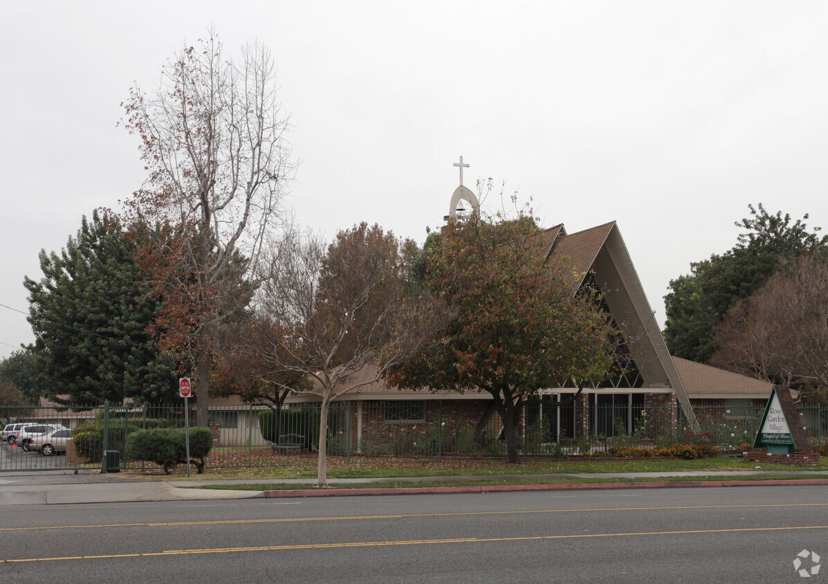 Foto del edificio - Rose Garden Village