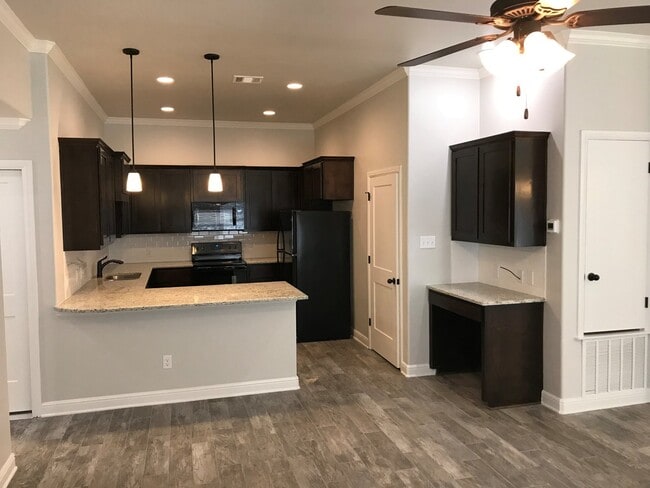 Building Photo - Gorgeous 2 bed/2 bath near Bunny Trail
