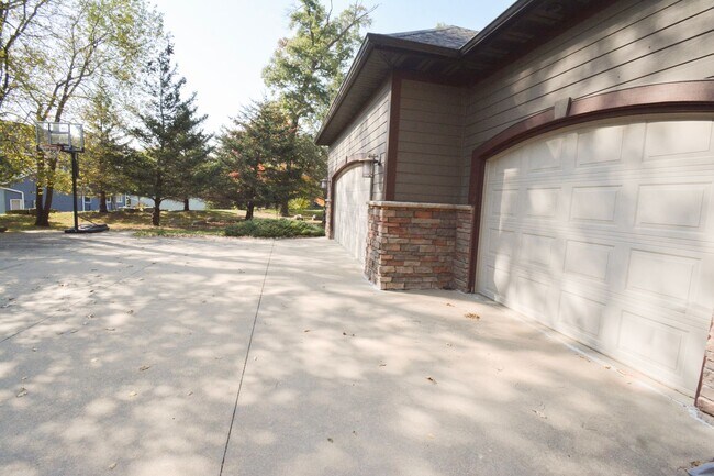 Foto del edificio - STUNNING 5 Bed 3.5 Bath Luxury Home!