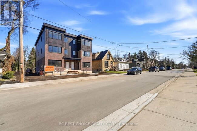 Building Photo - 108 Briscoe St E