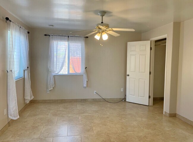 Building Photo - 1 Bedroom in Hollister