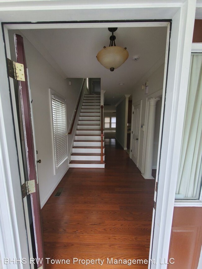 Building Photo - 3 br, 2.5 bath House - 1040 Crawford Parkway