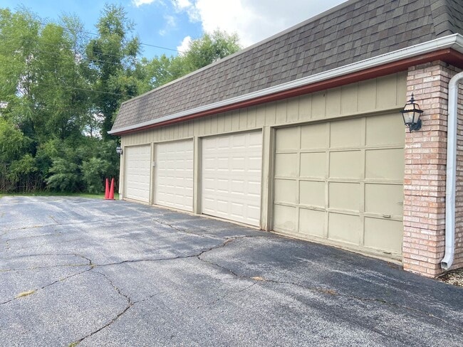Building Photo - 2 Bedroom Condo In Schererville