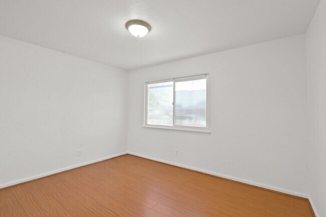 Foto del edificio - 3BR/2BA Single-Story with Huge Yard & 2-Car Garage – $2400/mo (No Carpet!)