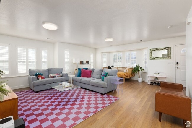 Building Photo - Springville Townhome