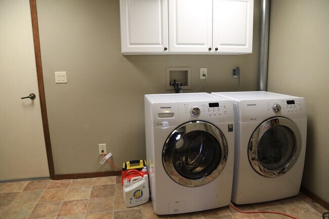 Building Photo - ~ APPLICATIONS PENDING ~ 3 Bedroom, 2 Bath...