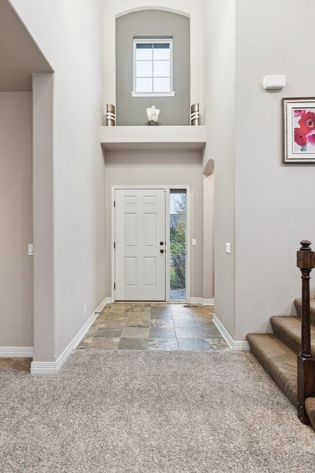 Foto del edificio - Spacious 5 Bedroom in Great Millard West Location!!