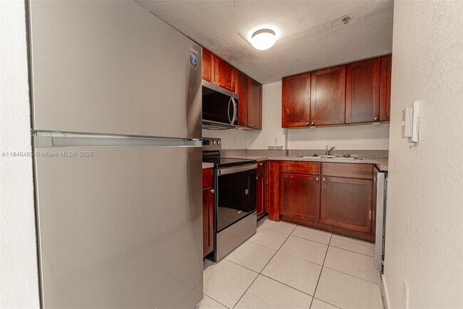 Foto del edificio - 2536 NW 24th St