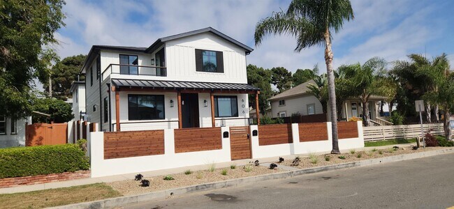 Building Photo - 606 N Ditmar St