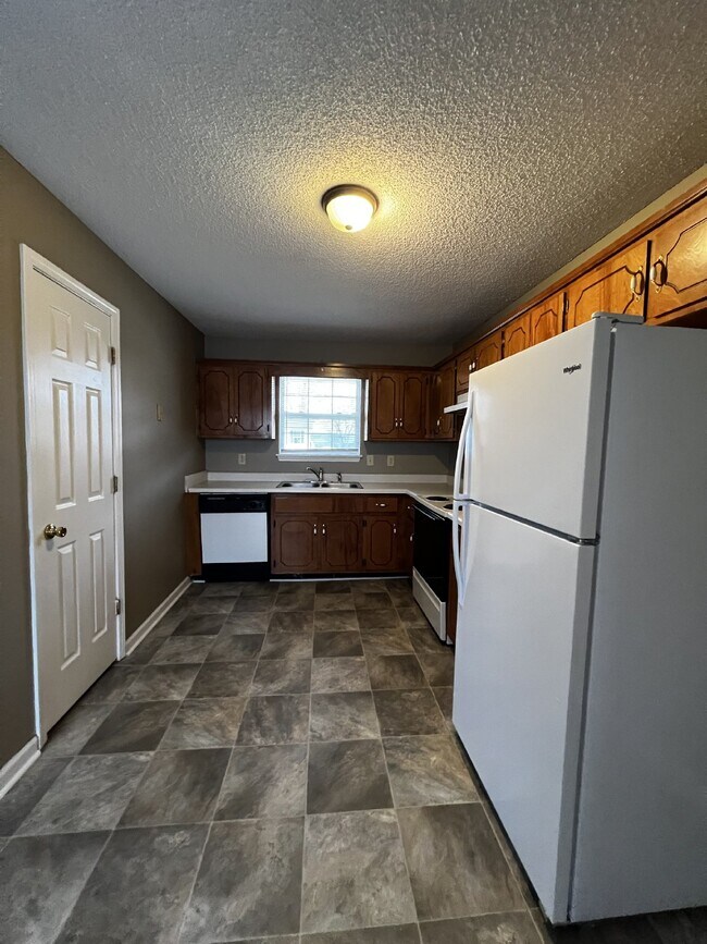 Building Photo - Charming 2-Bedroom Home with Spacious Layout in Oak Grove, KY - Must See!