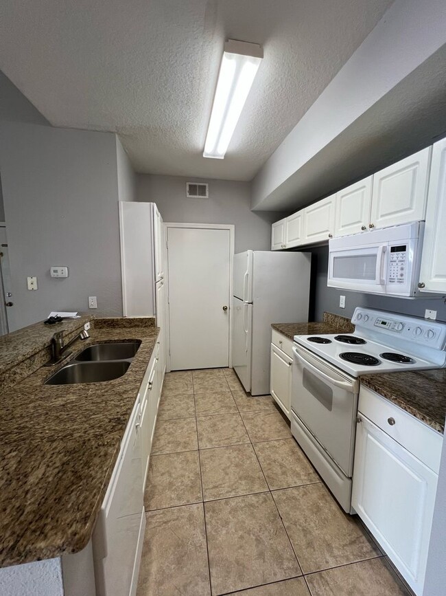 Building Photo - BEAUTIFUL 2 BEDROOM 1 BATHROOM CONDO FOR R...