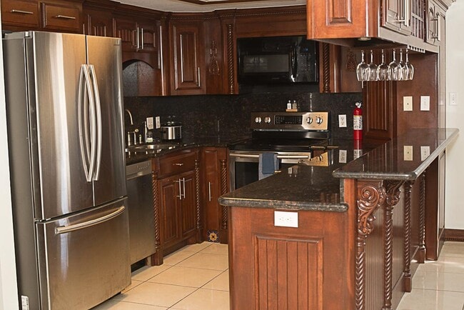 Kitchen - 1707 Highland Park Ave